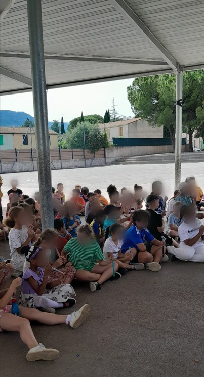 Des élèves sous le préau